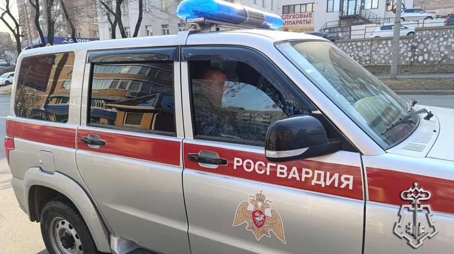 Во Владивостоке росгвардейцы задержали подозреваемого в совершении разбойного нападения 