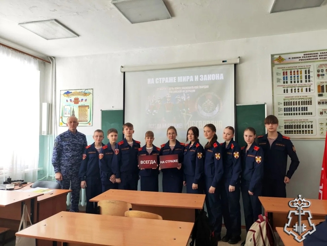 В Уссурийске росгвардейцы к 10-летию войск национальной гвардии провели урок мужества для кадетов