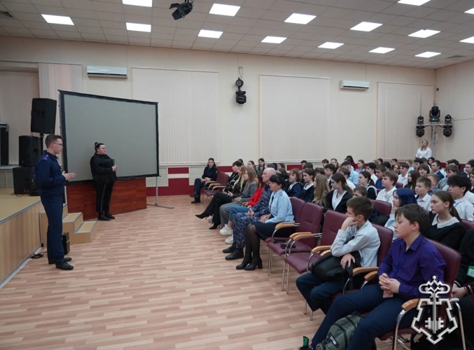 В Уссурийске школьникам рассказали о недопустимости совершения преступлений против интересов Родины