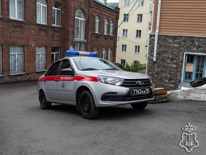Буйных пассажиров такси задержали росгвардейцы в Приморье