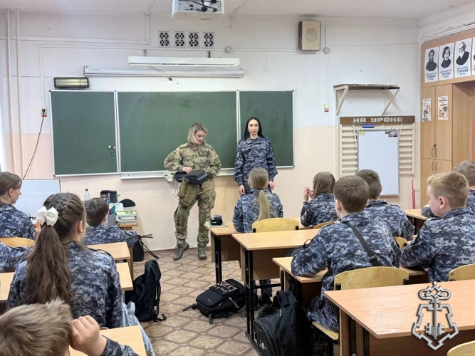 Во Владивостоке в кадетском классе прошел урок по медицинской подготовке 