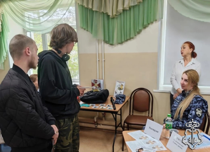 В Приморском крае сотрудники вневедомственной охраны на ярмарке вакансий рассказали выпускникам колледжа о службе