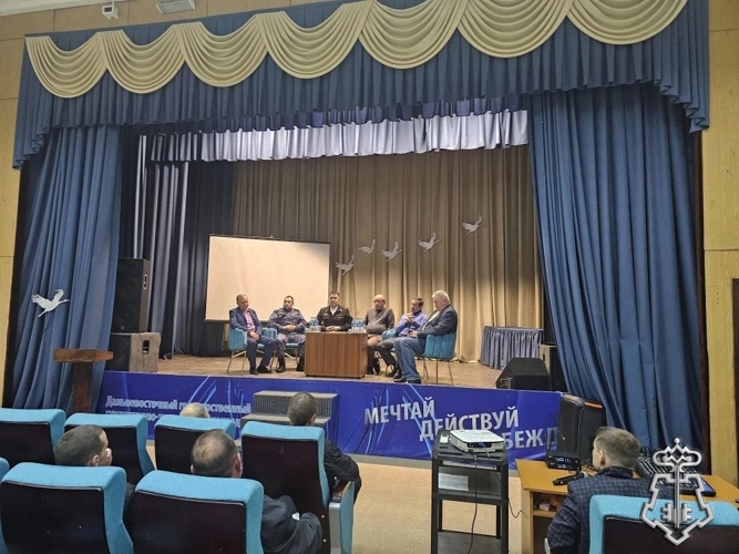 Во Владивостоке сотрудники вневедомственной охраны встретились с родителями выпускников колледжа