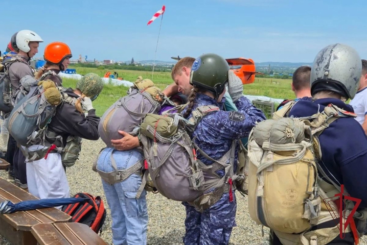Кадет класса Росгвардии из Уссурийска совершила прыжок с парашютом