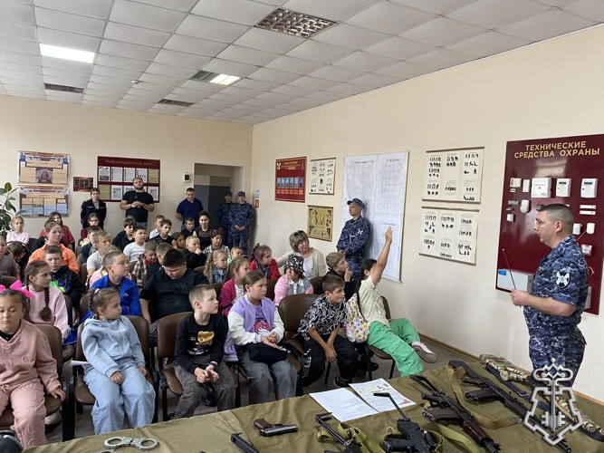 Сотрудники вневедомственной охраны открыли свои двери для юных жителей 