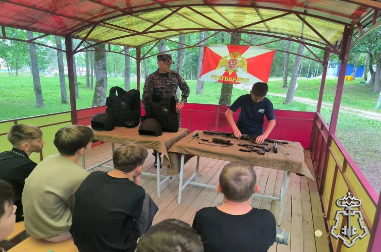 В рамках акции «Каникулы с Росгвардией» сотрудники вневедомственной охраны провели урок мужества для воспитанников детского лагеря