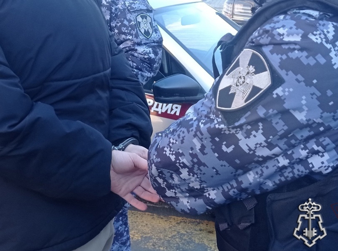 В Приморье сотрудники Росгвардии пресекли противоправные действия постояльца гостиницы