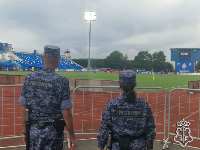 Во Владивостоке сотрудники вневедомственной охраны обеспечили охрану общественного порядка на футбольном матче