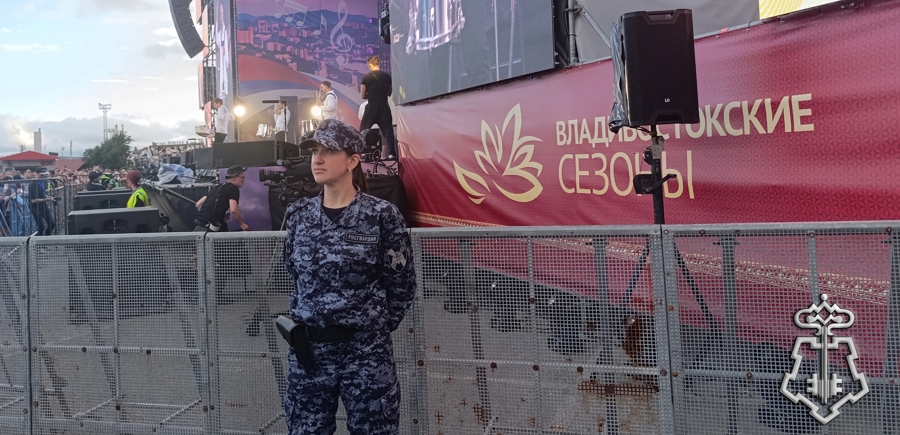Сотрудники Росгвардии во Владивостоке обеспечили безопасность на концерте в рамках ВЭФ-2026